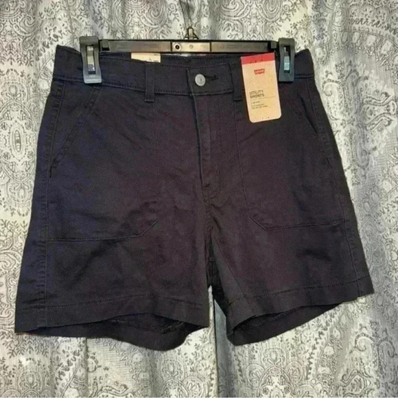 Woman’s Levi’s Utility Shorts NWT - Picture 1 of 7